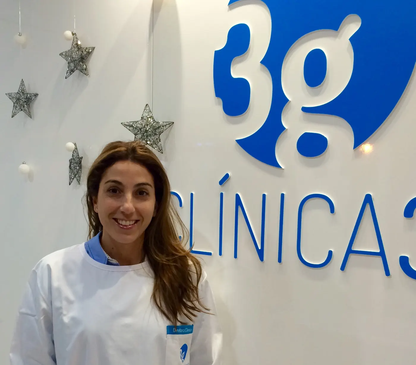 Receção da Clínica 3G, com o logótipo 3g em relevo na parede