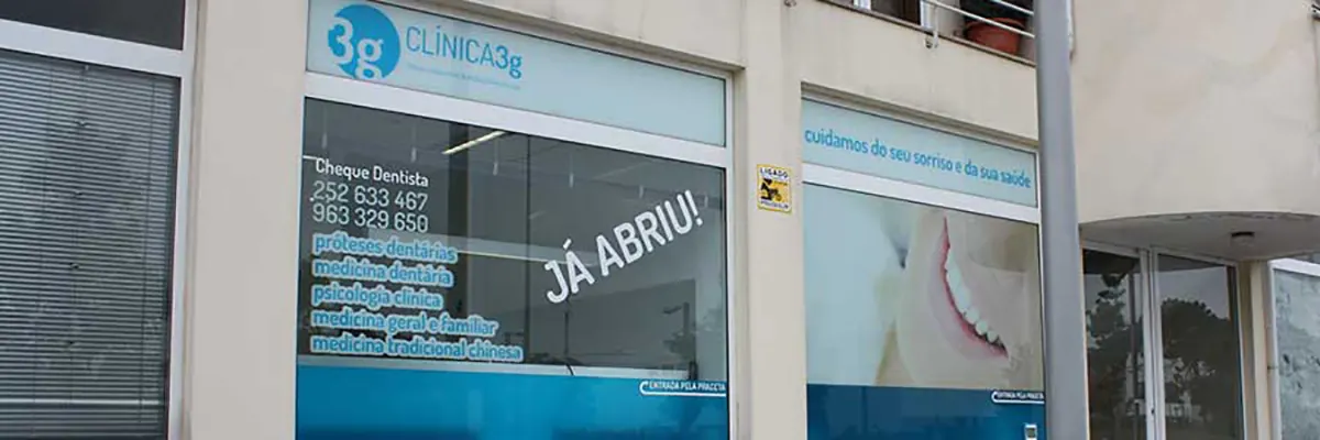 Montra da Clínica 3G com a frase «cuidamos do seu sorriso e da sua saúde»