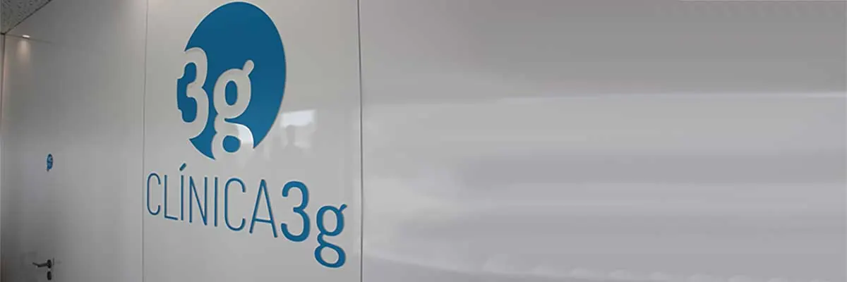 Corredor da Clínica 3G com o logótipo na parede